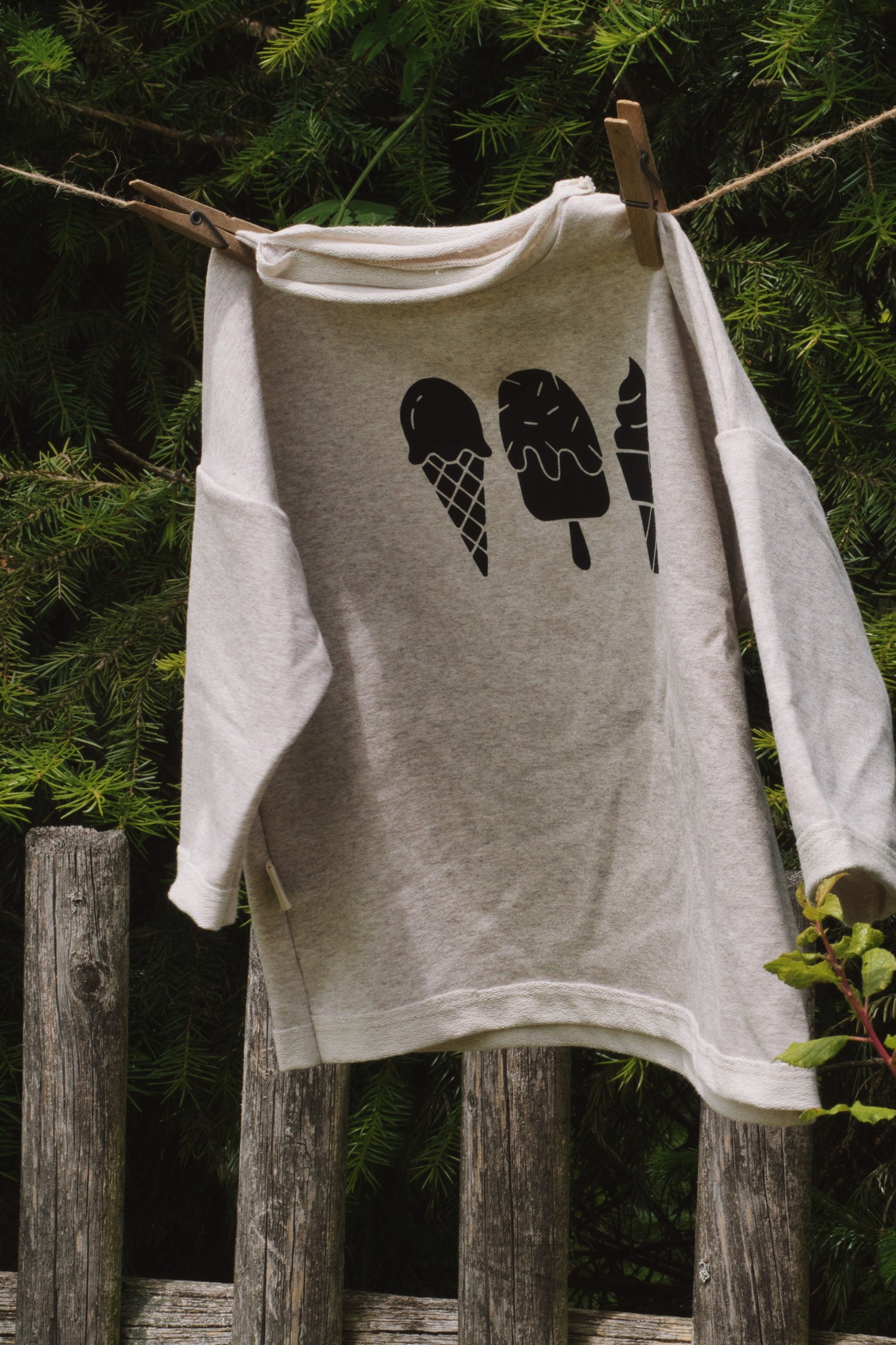 Pullover und T-Shirts