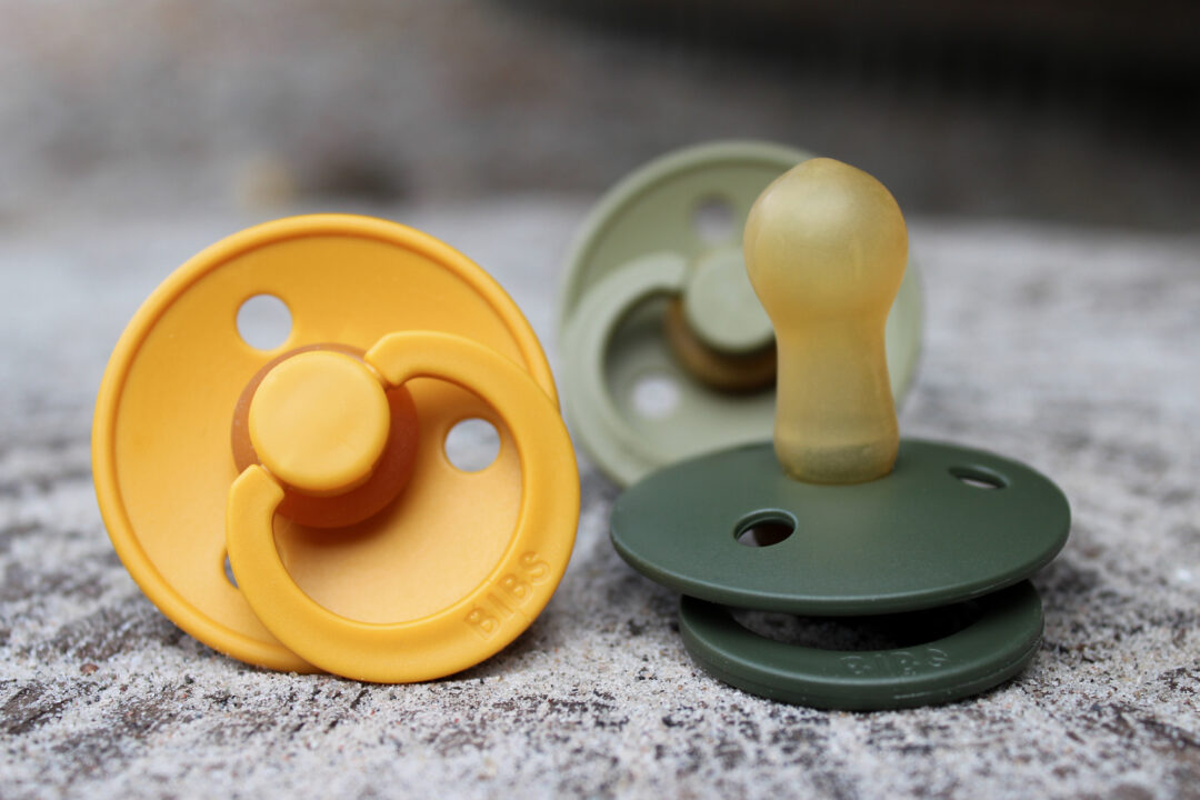 BIBS Schnuller 'Colour - Honey Bee & Olive' – Bild 4