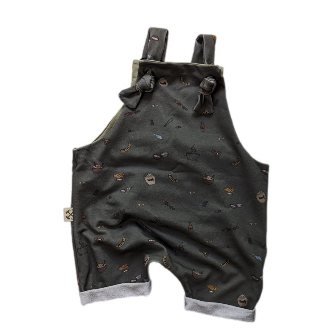 Kurze Latzhose mit Knotenträgern