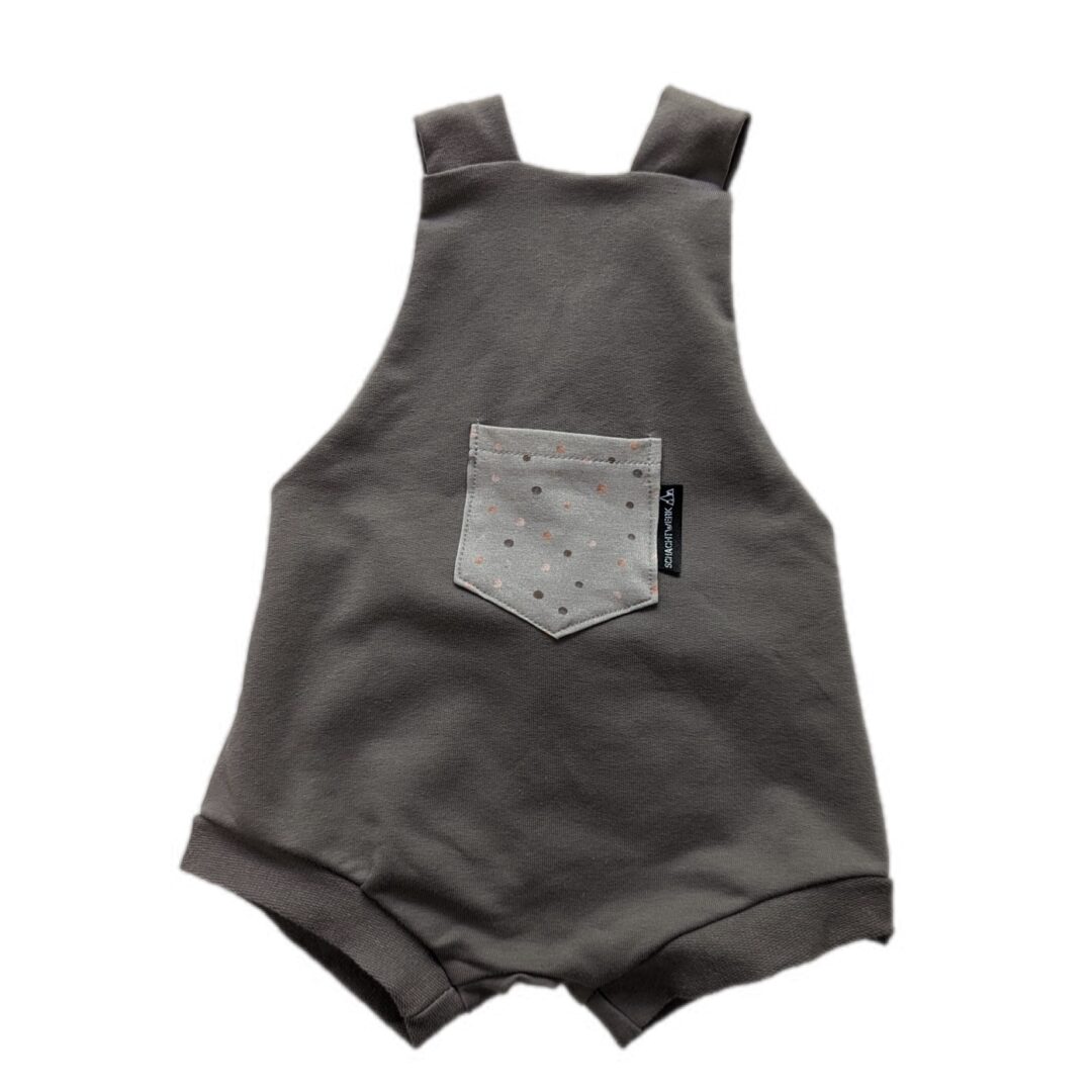 Kurze Latzhose mit Druckknöpfen